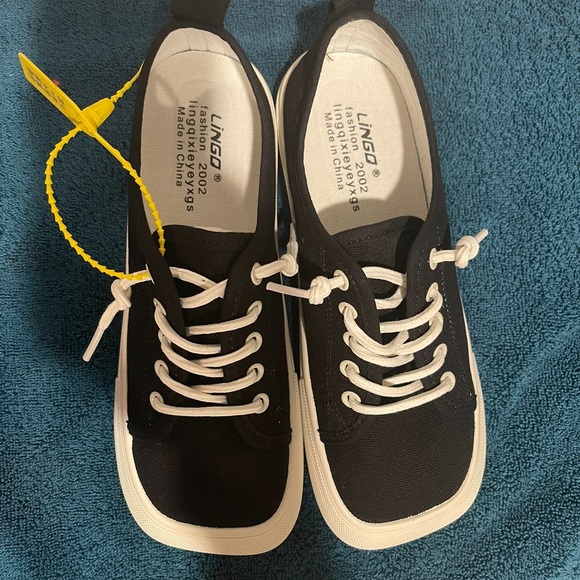 Square Toe Lingo canvas tennis shoes - Picture 2 of 5